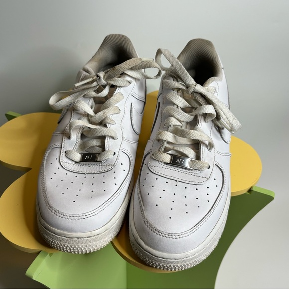 👟 NIKE AIR FORCE ONES - WOMANS SIZE 7 👟 - Picture 4 of 9